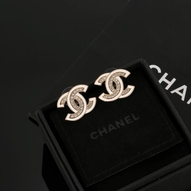 Chanel 香奈儿经典双C耳钉 这款随意搭配都是非常好看百搭时尚单品 日常款 很修饰脸型 很上档次的 很优雅气质 耳环