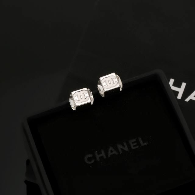 耳钉 ，项链 香奈儿Chanel最新款白色正方形项链耳钉 百搭款特别特别赞，整体细节非常令人惊喜，设计感十足，不仅带出个人自信及品味，款式典雅而时尚，突显法式高