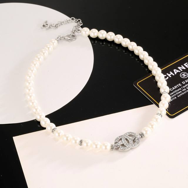 Chanel 香奈儿珍珠项链，高端品质，专柜同材质，做工精致细腻，重工版本，简约大方温文尔雅，特别温柔。经典双C上点缀着施华洛世奇水钻，Blingbling的超