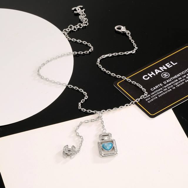 Chanel 小香蓝色爱心香水瓶项链，高端品质，专柜同材质，做工精致细腻，重工版本，简约大方温文尔雅，特别温柔。经典双C上点缀着施华洛世奇水钻，Blingbli