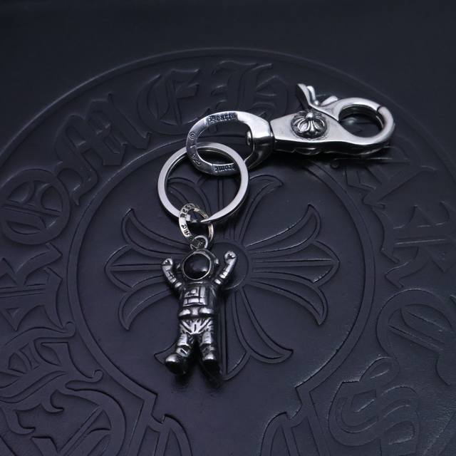 新品上架］克罗心钥匙扣挂件裤包挂件 做工、质感一流.小细节提升本身整体品味， 搭配起来简直酷毙了. 满满的质感 超级好搭 可以当钥匙扣 也可以当包挂饰 高端大气