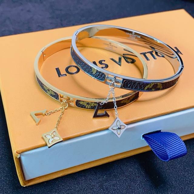 新品 新款 原单货 Lv手链手镯Louis Vuitton 路易威登 专柜一致材质 火爆款出货 设计独特 复古前卫。手镯精工版 从上市以来一直深受Mm喜爱每一种