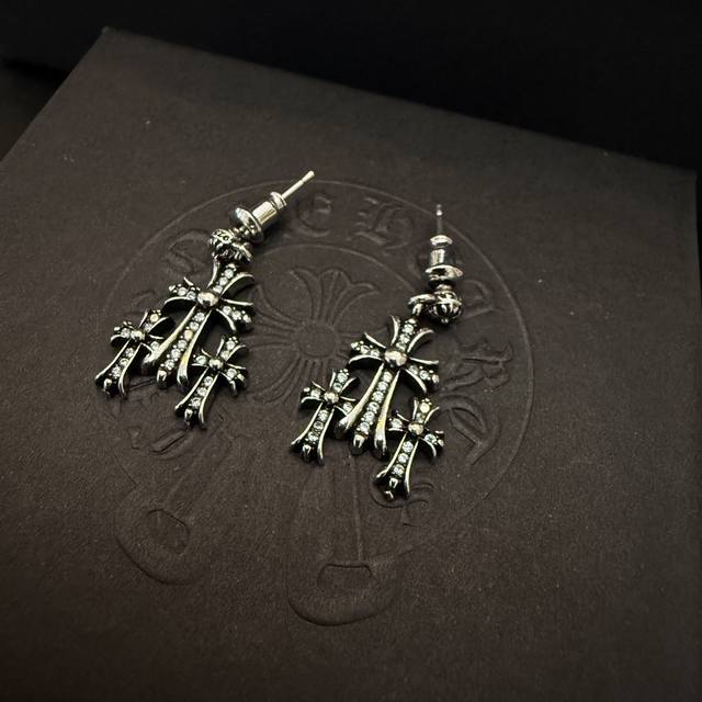 新款 专柜品质 Chrome Hearts 克罗心十字镶钻耳钉 进口电镀工艺 精工 ～正品开模潮流时尚必备 男女均可佩戴 情侣款同款 摇滚朋克泰银风格 复古元素