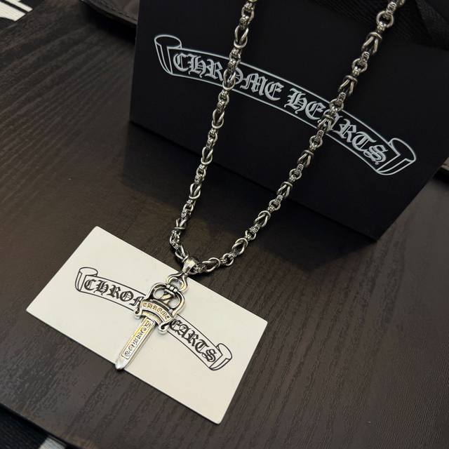 新款 专柜品质 Chrome Hearts克罗心经典复古多元素项链 宝剑吊坠 凹凸造型不同的花纹设计风格 呈现出与众不同 十字架 童军花是克罗心的志 所以更经久