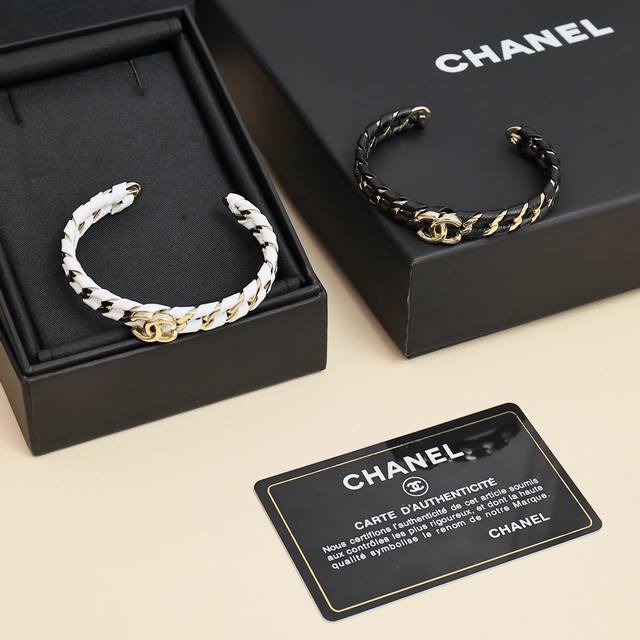 Chanel 羊皮手镯链条跟小羊皮的碰撞， 不要太美腻精致小物件必备 一年四季都可配戴 细节中提升衣品 提升质感 优雅气质 时髦精收藏款 日常通勤精致