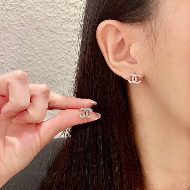 Chanel香奈儿 中古 双C耳钉原版复刻Logo 小香家的款式真心无需多介绍每一款都超好看，精致大方，非常显气质