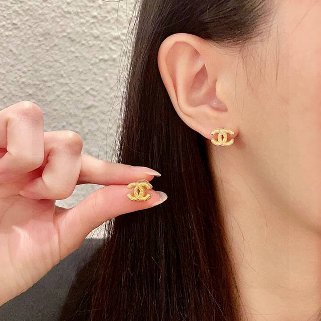 Chanel香奈儿 中古 双C耳钉原版复刻Logo 小香家的款式真心无需多介绍每一款都超好看，精致大方，非常显气质