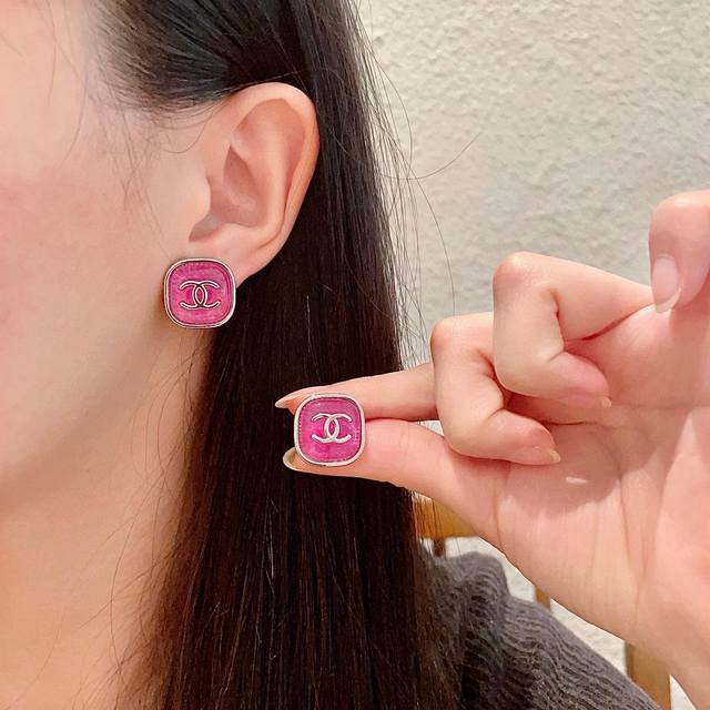 Chanel香奈儿 中古 双C耳钉原版复刻Logo 小香家的款式真心无需多介绍每一款都超好看，精致大方，非常显气质.