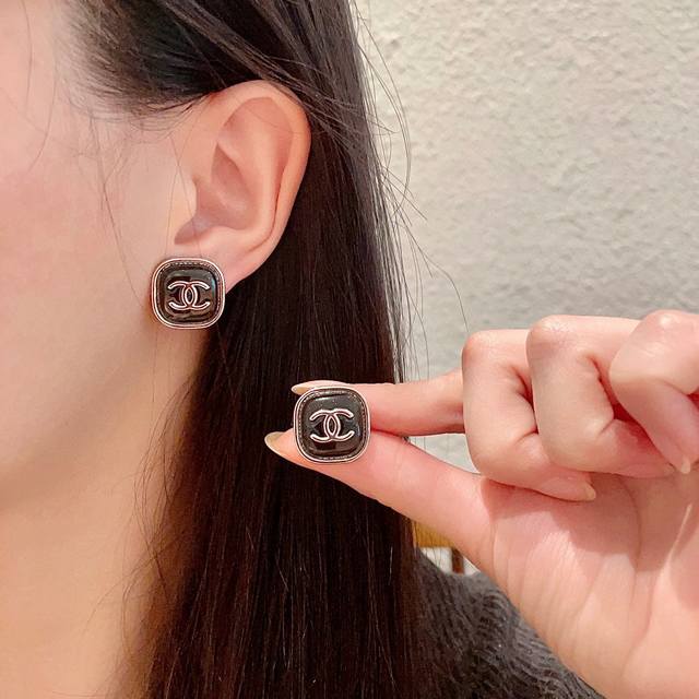 Chanel香奈儿 中古 双C耳钉原版复刻Logo 小香家的款式真心无需多介绍每一款都超好看，精致大方，非常显气质.