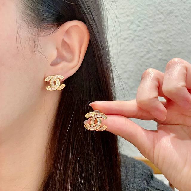 Chanel香奈儿 中古 双C耳钉小香家的款式真心无需多介绍每一款都超好看，精致大方，非常显气质