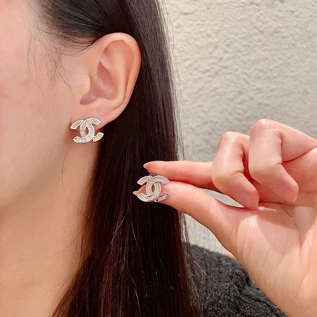 Chanel香奈儿 中古 双C耳钉小香家的款式真心无需多介绍每一款都超好看，精致大方，非常显气质