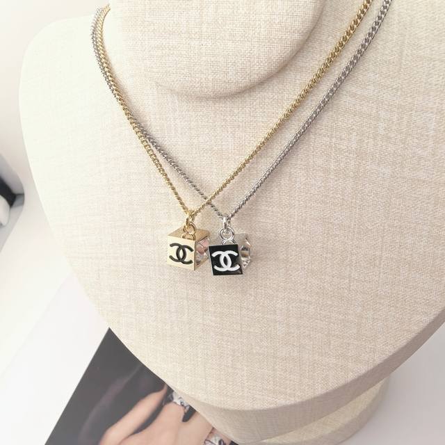 项链 耳环 耳钉 Z批打版 小香 Chanel 套装优雅大方精工设计 雕刻 非常修饰脸型 青春活力 看惯了一如既往的项链 一眼就被这款吸引了 非常漂亮的颜色搭配