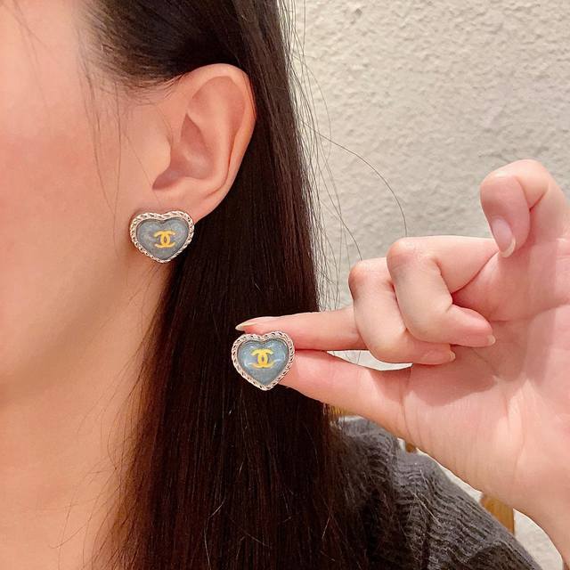 Chanel香奈儿 中古 双C耳钉原版复刻Logo 小香家的款式真心无需多介绍每一款都超好看，精致大方，非常显气质.