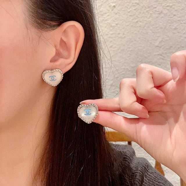 Chanel香奈儿 中古 双C耳钉原版复刻Logo 小香家的款式真心无需多介绍每一款都超好看，精致大方，非常显气质.