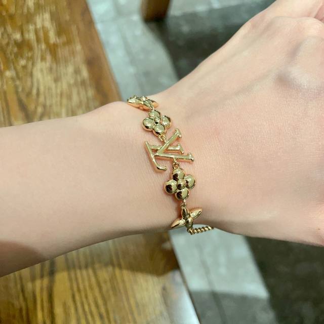 Louis Vuitton 路易威登 设计独特 用Lv经典之作图形理念 好看♀手链 超级无敌爆赞 随意搭配都是非常百搭 高品质 黄铜材质.
