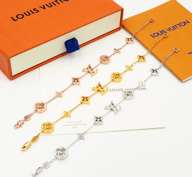 驴家一对标志性的Lv字母结合Idylle Blossom花卉，使传奇般的Monogram帆布面料展现出全然不同的美感。柔美俏皮、特色鲜明，Monogram娇艳的