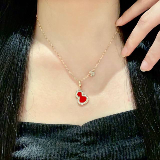 精工版本麒麟葫芦红贝母项链 葫芦谐音＂福禄＂，寓意有福！好看又有内涵，简直毫无抵抗力！高品质，超精工，镶嵌八心八箭高碳钻和天然白贝母，红玉髓自带光泽，每片独一无