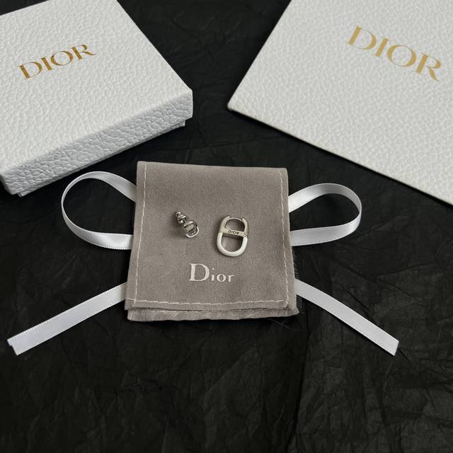 Dior 迪奥 中古 耳环 专柜一致上新 精选原版一致 黄铜材质 甜美气质高雅。