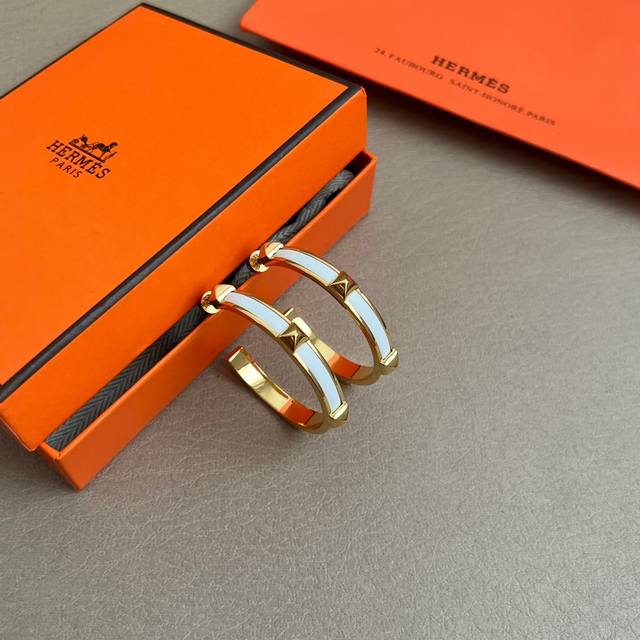 Hermes 爱马仕 牛皮 耳钉重磅新品火爆网络 简约大方，时尚百搭。