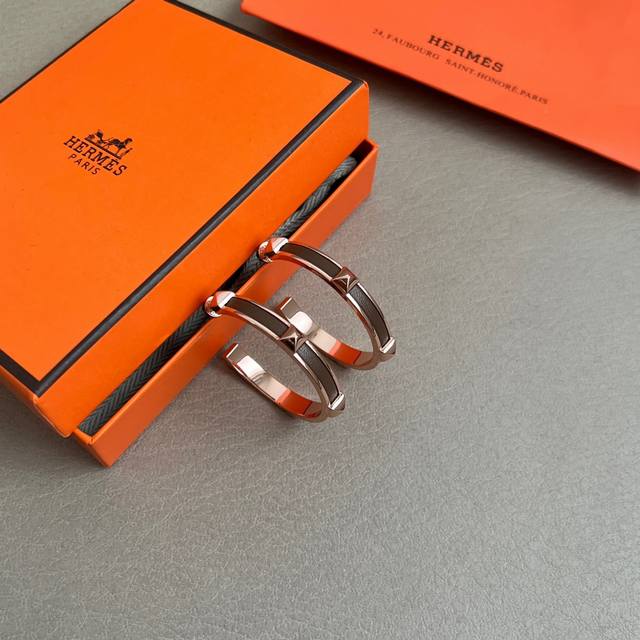 Hermes 爱马仕 牛皮 耳钉重磅新品火爆网络 简约大方，时尚百搭。