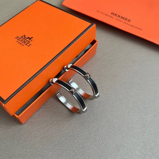 Hermes 爱马仕 牛皮 耳钉重磅新品火爆网络 简约大方，时尚百搭。