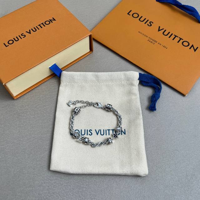 原单货 Lv 手链Louis Vuitton 路易威登 专柜一致材质 火爆款出货 设计独特 复古前卫。