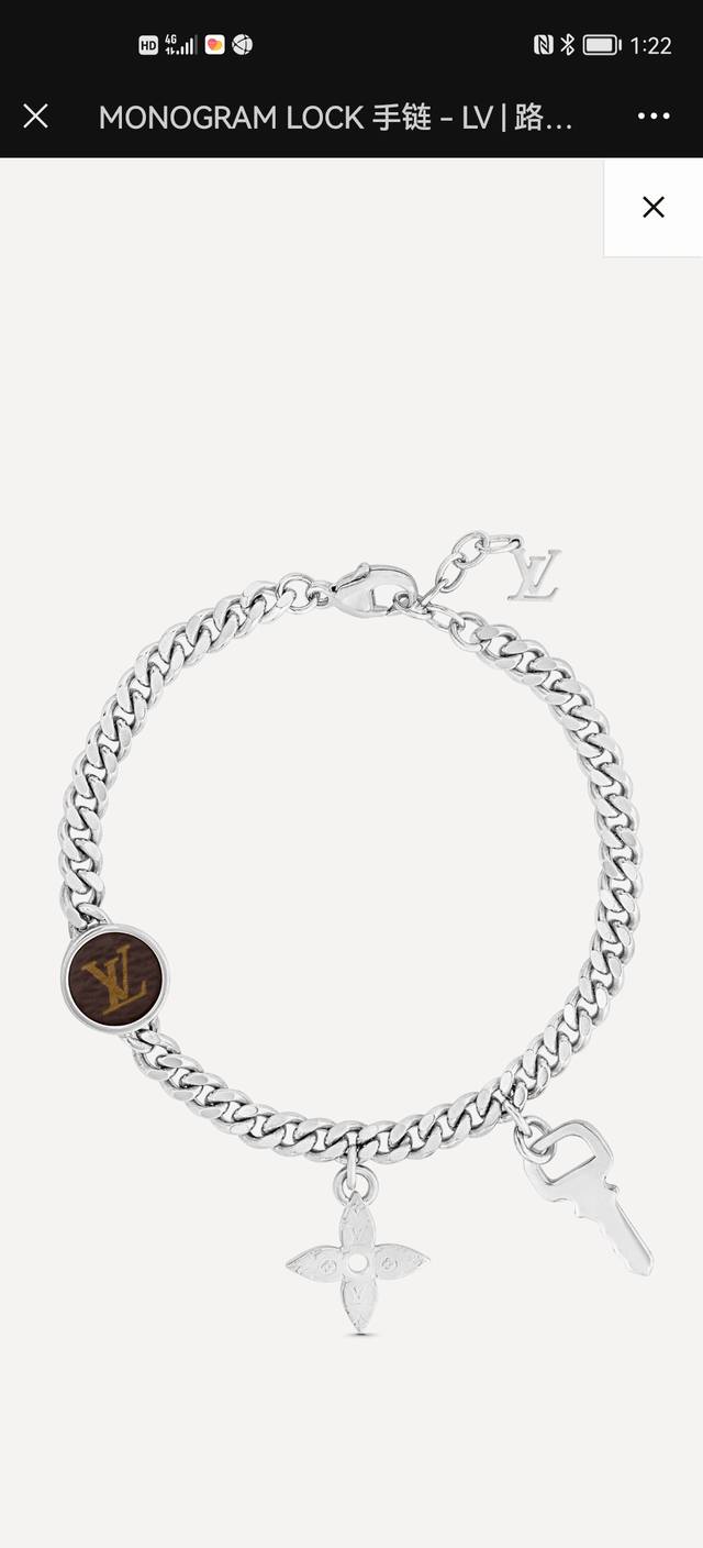金色 驴家新款Monogram Lock 手链玩趣汇聚品牌元素，以经典 Monogram 帆布中的 Lv 字母和 Monogram 花卉铭纹点明旅行硬箱的设计传