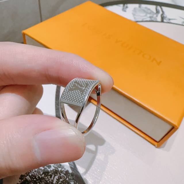 新款 原单货 Lv 戒指 Louis Vuitton 路易威登 专柜一致材质 火爆款出货 设计独特 复古前卫。 码数：6 7 8 9 10 11