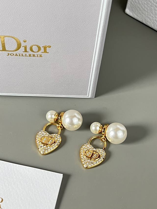 Dior 新款爱心珍珠镶钻耳钉，专柜一致，黄铜材质，百搭柔美