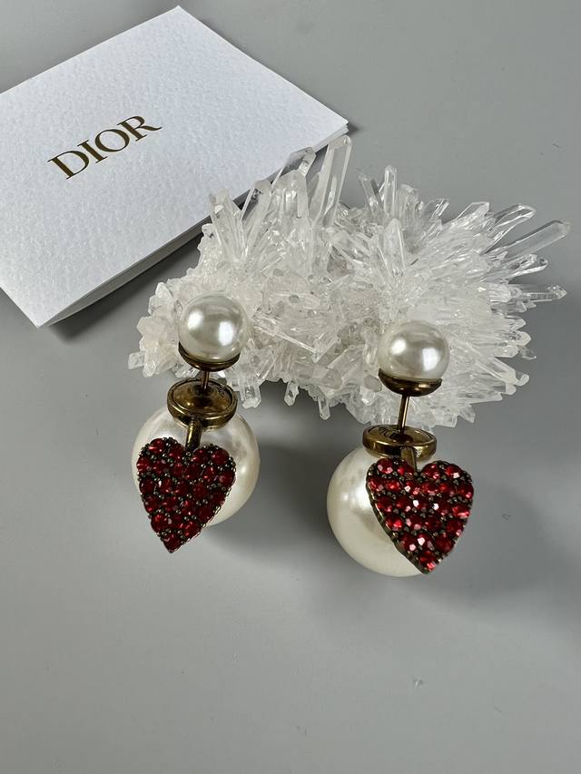 Dior 经典珍珠爱心 耳钉，黄铜材质，做旧复古色，搭配红色钻，Blingbling，日常搭配不费力