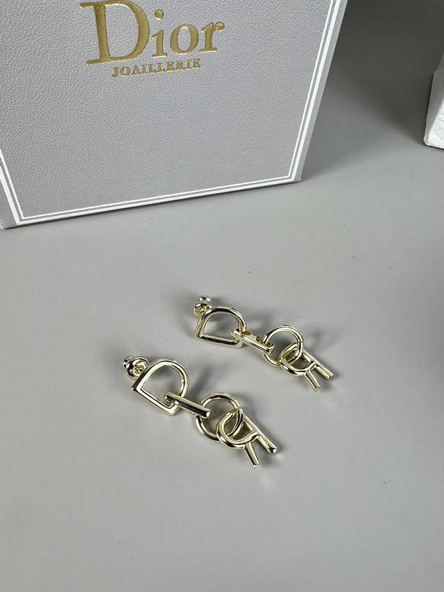 Dior 中古 Logo 耳钉，淡淡的金属色，经典百搭，Vintage 中古 宝藏系列，复古，轻巧