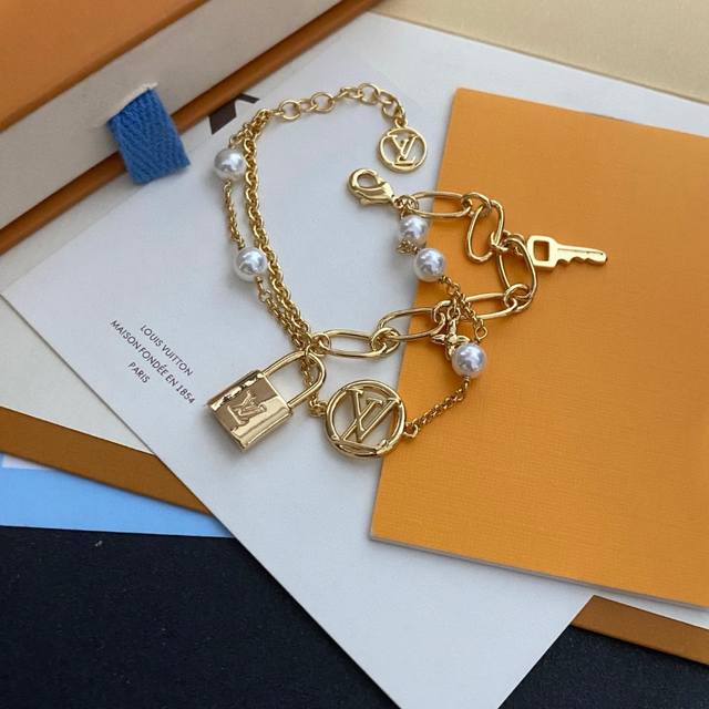 Lv 手链Louis Vuitton 路易威登专柜一致材质 火爆款出货 设计独特 复古前卫 男神、美女必备。