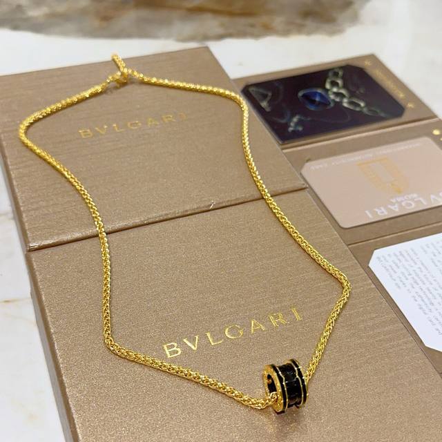 宝格丽项链V金材质。Bvlgari宝格丽 Divas‘ Dream 系列 品相完美，细节无敌，那种独特的色泽完全无可挑剔，再缀以经典指环外形设计，简约之余却又优