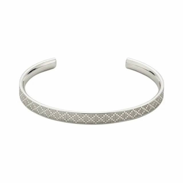 Gucci Diamante系列汲取品牌典藏元素灵感“钻石菱纹”图案由皮具延伸至配饰该图案于2025秋冬女士系列中以现代设计焕新呈现，令人不禁联想起坚韧璀璨的钻