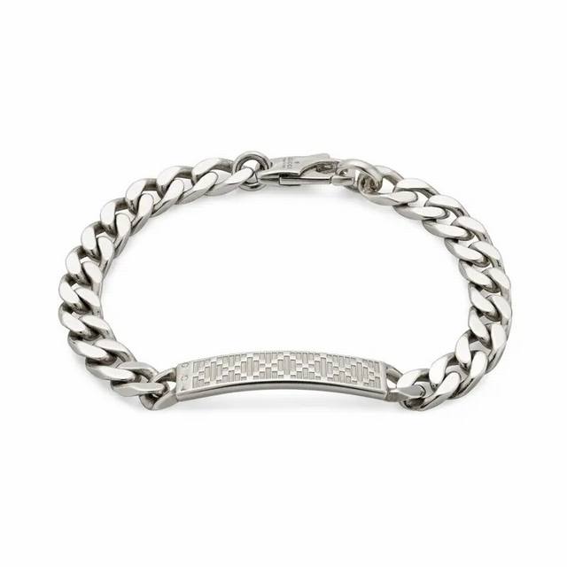 尺寸18-20-22 Gucci Diamante系列汲取品牌典藏元素灵感，“钻石菱格纹”图案由皮具延伸至配饰与珠宝作品的创意演变。该图案于2025秋冬女士系列