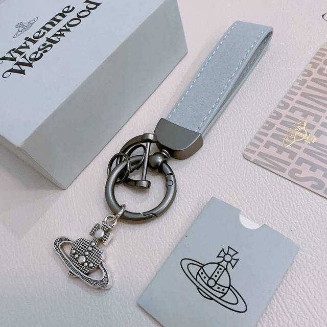 新品发布 西太后钥匙扣 包包扣 最新款包包挂饰档次更高明星同款Anger Forest系列经典款联名设计理念钥匙扣系列 细节对版做旧处理 非市面亮面版型 这款一