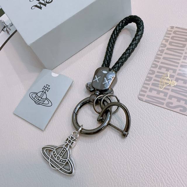 新品发布 西太后钥匙扣 包包扣 最新款包包挂饰档次更高明星同款Anger Forest系列经典款联名设计理念钥匙扣系列 细节对版做旧处理 非市面亮面版型 这款一