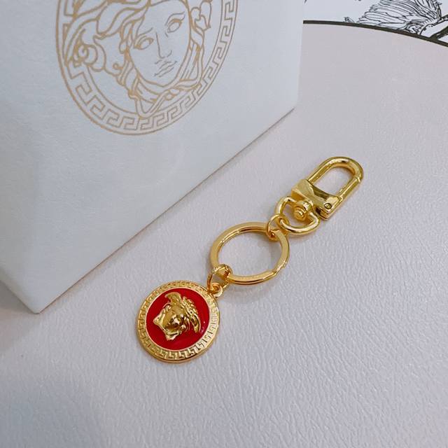 新品发布范思哲钥匙扣 包包扣 最新款包包挂饰档次更高明星同款Anger Forest系列经典款联名设计理念钥匙扣系列 细节对版做旧处理 非市面亮面版型 这款一直
