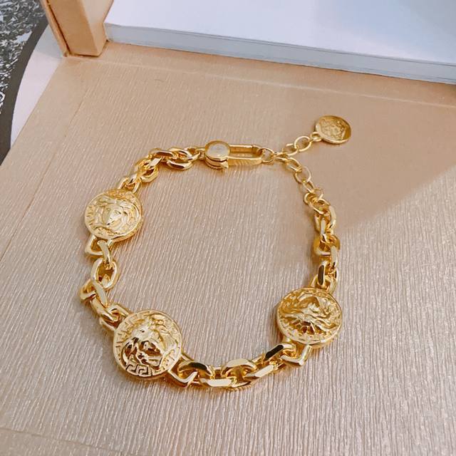 高品质范思哲手链美杜莎头像原单货专柜新款开模复古潮流时尚必备 男女均可佩戴 情侣款同款 摇滚朋克泰银风格 复古元素 潮流百搭 官网同款手链最新款链条档次更高明星