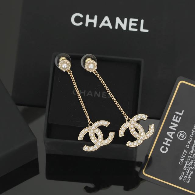 Chanel 香奈儿经典双C长款珍珠耳钉 这款随意搭配都是非常好看百搭时尚单品 日常款 很修饰脸型 很上档次的 很优雅气质 耳环