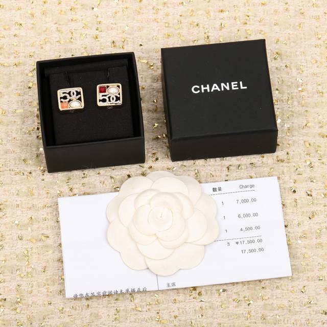 我们出品 Z6000，量大咨询客Fu Ch Nel23B最新款⑤号双C耳钉 每期必入的经典双C耳钉，一致Z批黄铜材质树脂工艺，上耳简约大气，超级百搭，经典永不过
