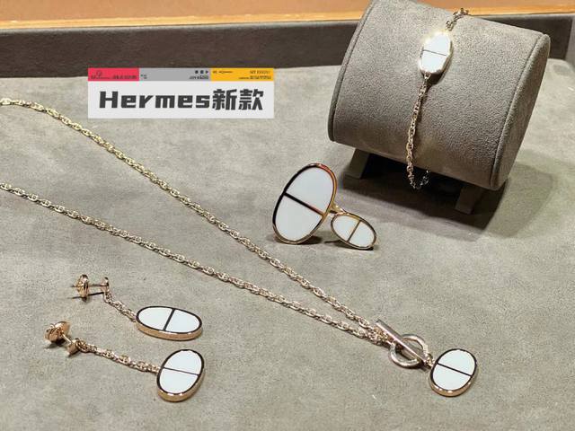 我们出品 猪鼻子项链 ，可订做18K真金真钻版，只做对版真金货，价询客Fu 明星、网红、名媛都难以抗拒！ 酷劲十足的经典标志 古今中外时尚浪尖上的不败元素 搭配