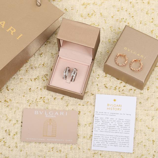 我们出品 蛇形耳扣，可订做真金真钻，批K市面各种金货量大咨询客Fu Ser批Enti Vi批Er系列以创新前卫的迷人设计，运用超现代方式演绎Bvl Ari经典魅