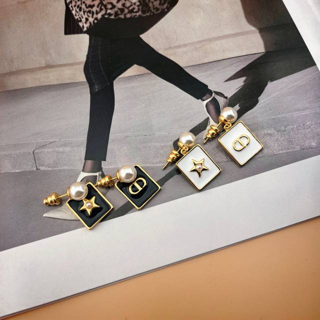 迪奥 新款一线大牌都爱的Dior 迪奥 新品字母耳环 金属质感逆袭版字母潮范儿抢风头 完全胜任现代年轻人街拍、度假时尚搭成为夏日最炙手的时髦单品