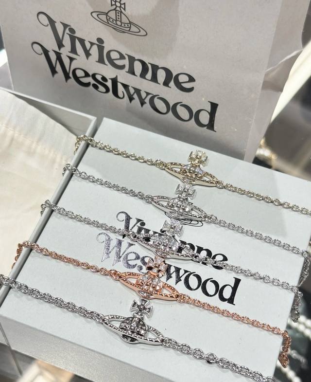 西太后 Viviennewestwood 什么是快乐星球，来，这就是快乐星球！重磅推荐，闭眼入准没错！纯粹王冠球是经典的象征，闪耀土星环勾勒未来波光流转间，开启