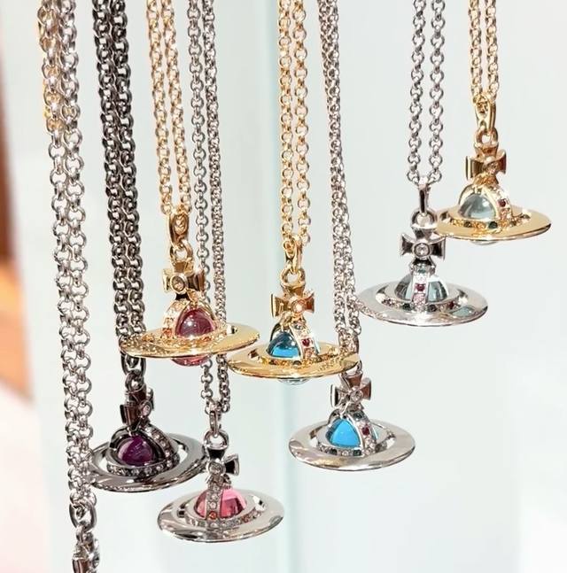 西太后 Viviennewestwood 什么是快乐星球，来，这就是快乐星球！重磅推荐，闭眼入准没错！纯粹王冠球是经典的象征，闪耀土星环勾勒未来波光流转间，开启
