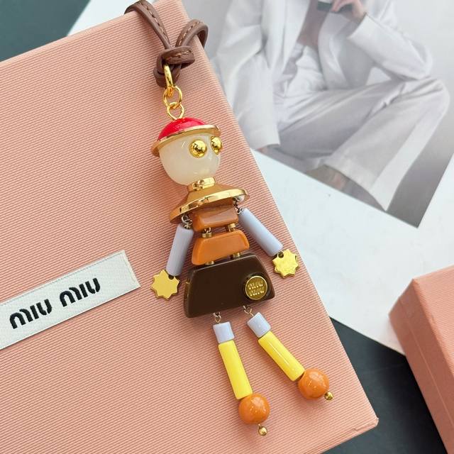 新品 -Miumiu缪缪Diy机器人挂件挂饰 -配图片Miumiu原版包装 -这款皮革挂饰可装点其他配饰，为造型增添活力趣致。饰以金属字母徽标，增添辨识度 当搭