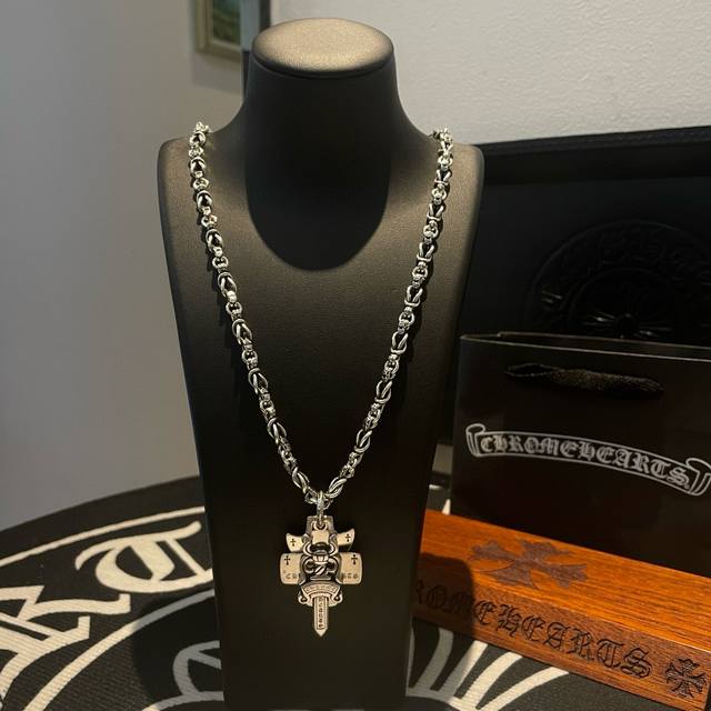 抖音 快手 Ins 小红书 直播热门 ，新款 专柜品质 Chrome Hearts克罗心十字架大舌头项链 ，宝剑三重合吊坠，凹凸造型不同的花纹设计风格 呈现出与