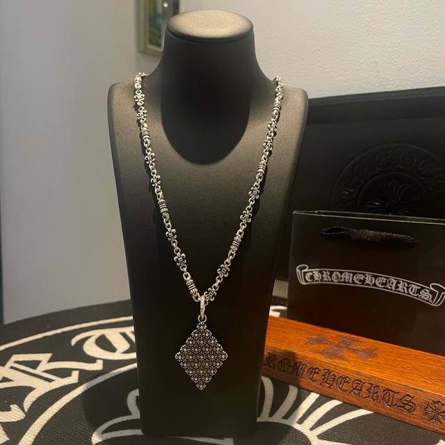 抖音 快手 Ins 小红书 直播热门 ，新款 专柜品质 Chrome Hearts克罗心童军花项链 ，菱形十字花吊坠，凹凸造型不同的花纹设计风格 呈现出与众不同