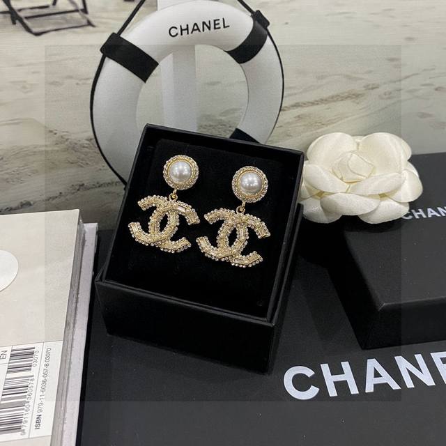 Chanel小香方钻字母珍珠耳钉 Z 5900，超级爆款超级无敌爆款！上架即售空！抢都抢不到的节奏，超有设计感的花边钻边和长方形施华洛钻，高级感满满，非常炸眼的
